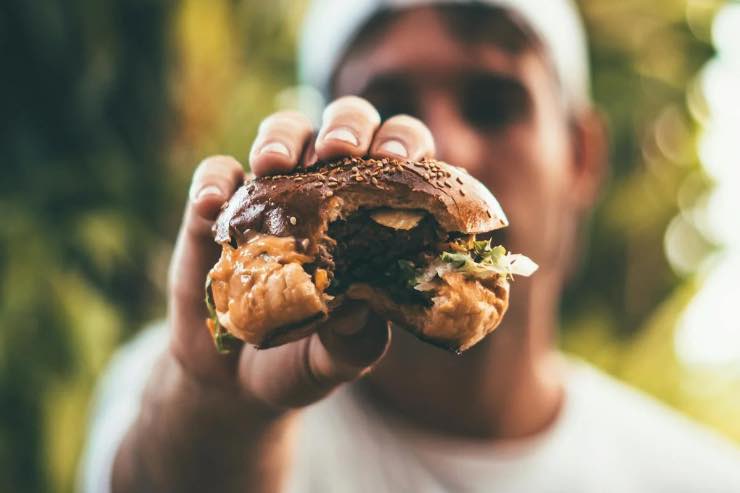 perché hamburger vanno mangiati ben cotti