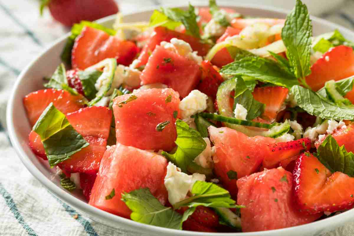 Insalata di cocomero e feta in una ciotola