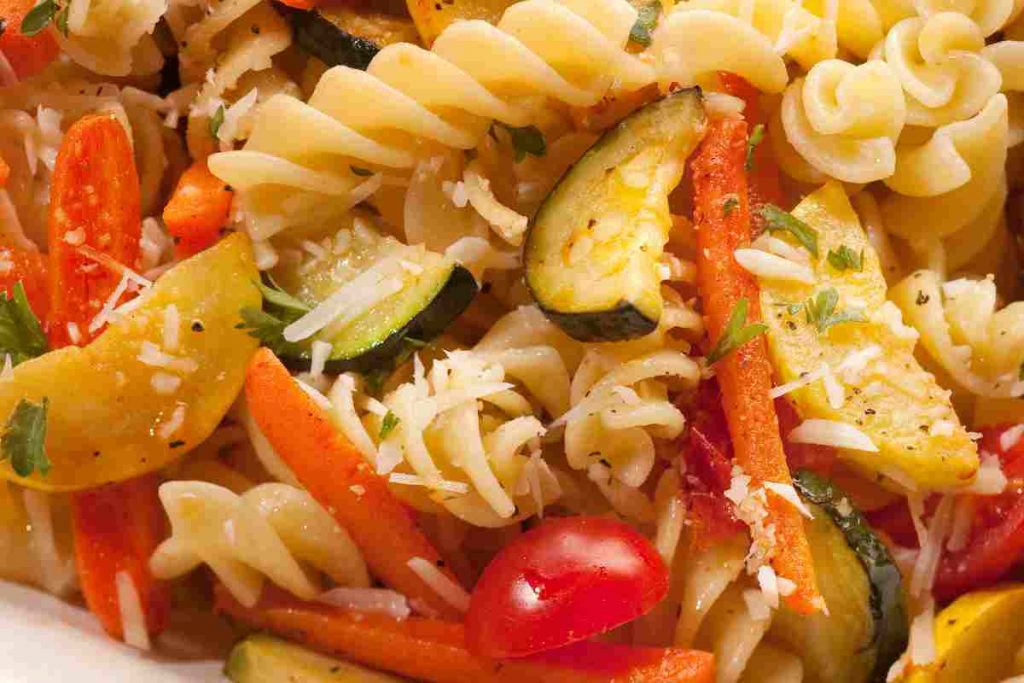 Insalata di pasta zucchine e pomodorini colorati 