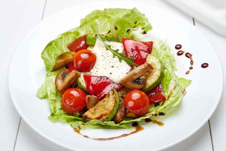 Insalata di zucchine marinate e pomodori ricetta