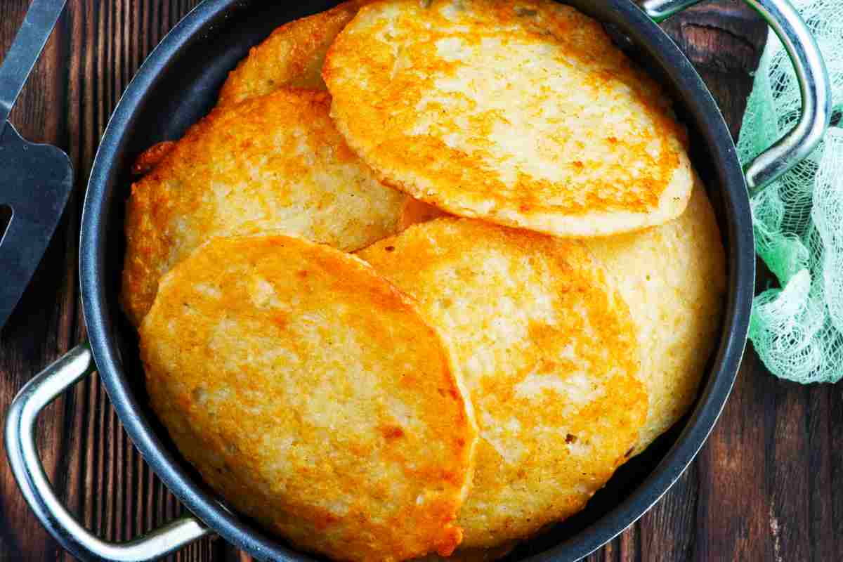 Medaglioni di patate al formaggio in una padella