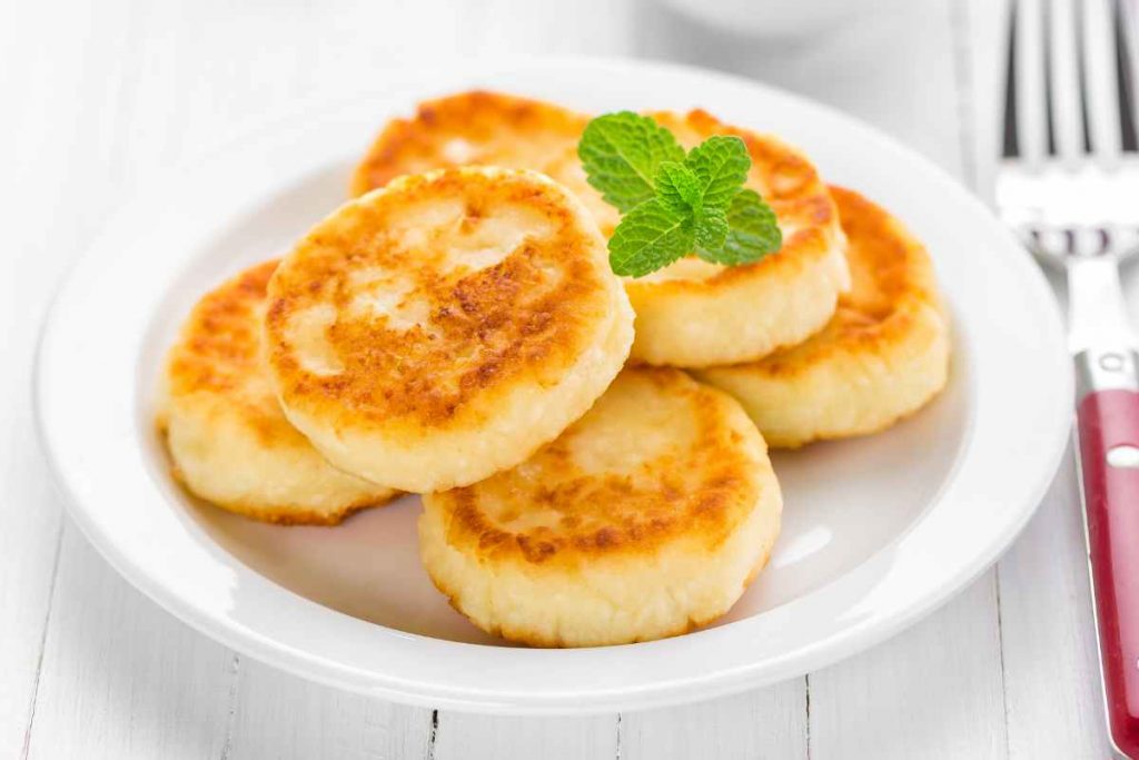 Medaglioni patate e formaggio in un piatto