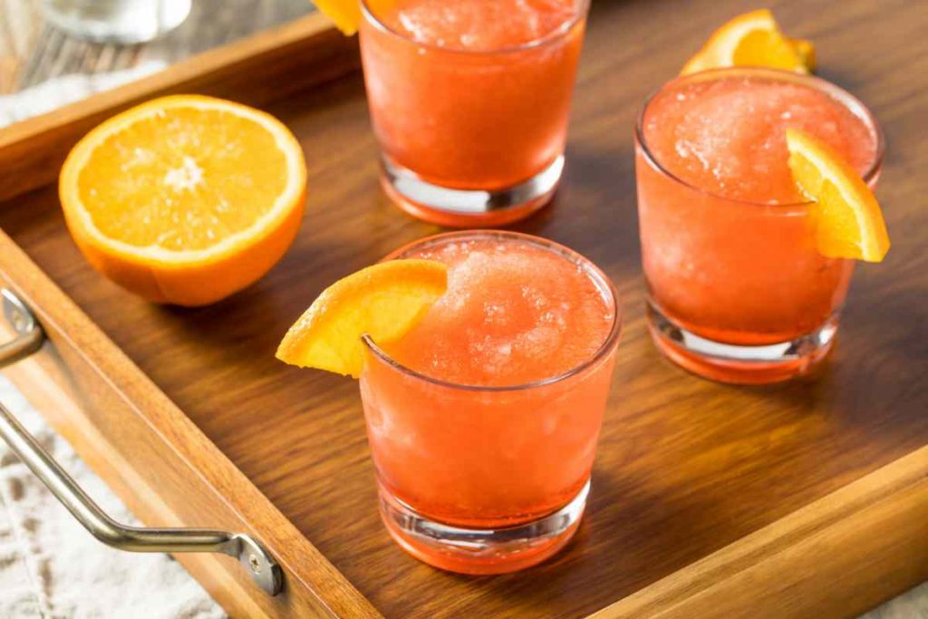 Bicchieri colmi di Orange Spritz Frozen Cocktail su un vassoio