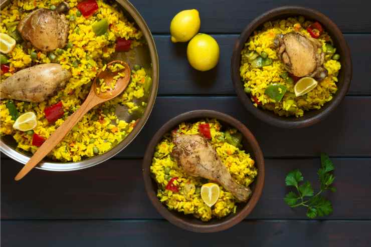 Paella con pollo in 3 ciotole viste dall'alto