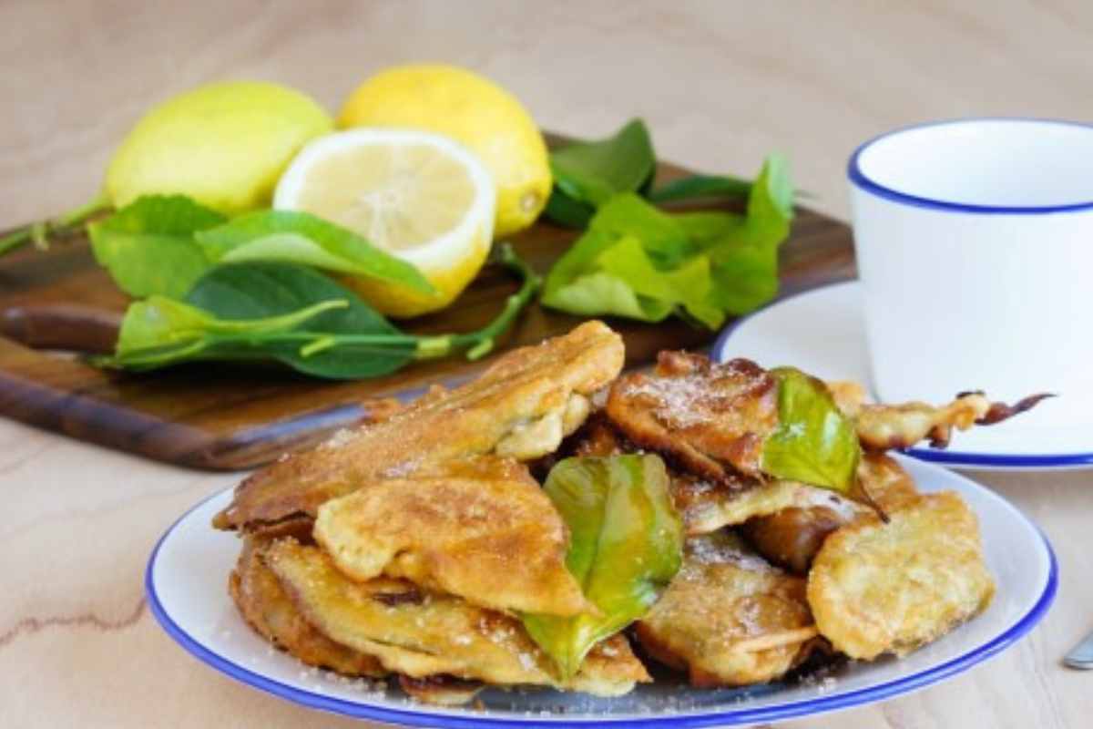 Paparajotes su un piatto con limoni sullo sfondo