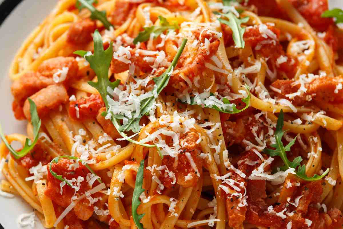 Pasta all’amatriciana con pancetta, l’alternativa economica che non ha niente da invidiare alla classica ricetta romana