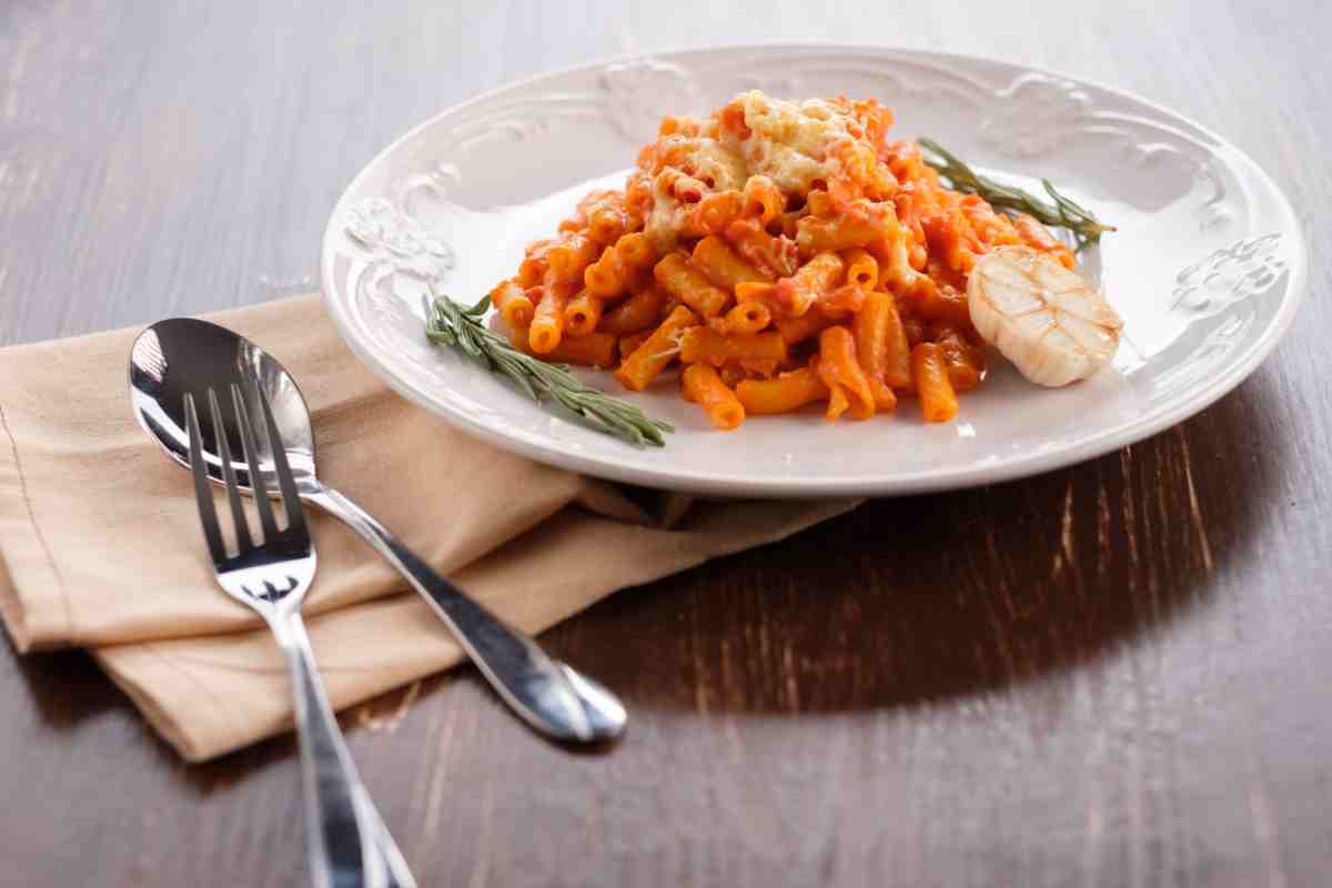 Pasta pomodoro panna e pancetta ricetta