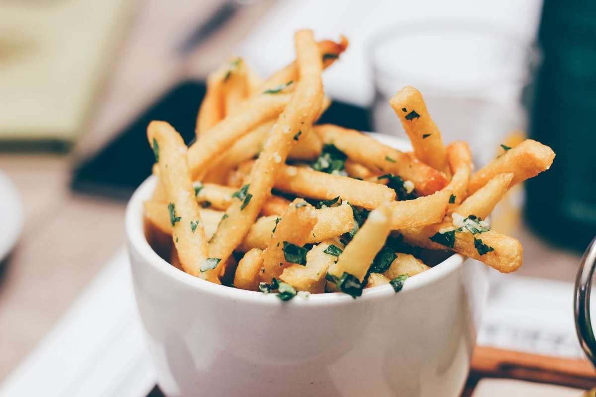 come si mangiano all'estero patatine fritte