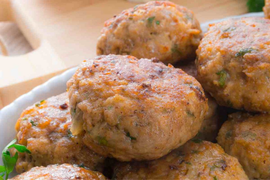 Polpette di pane con provola appena fritte messe in una ciotola