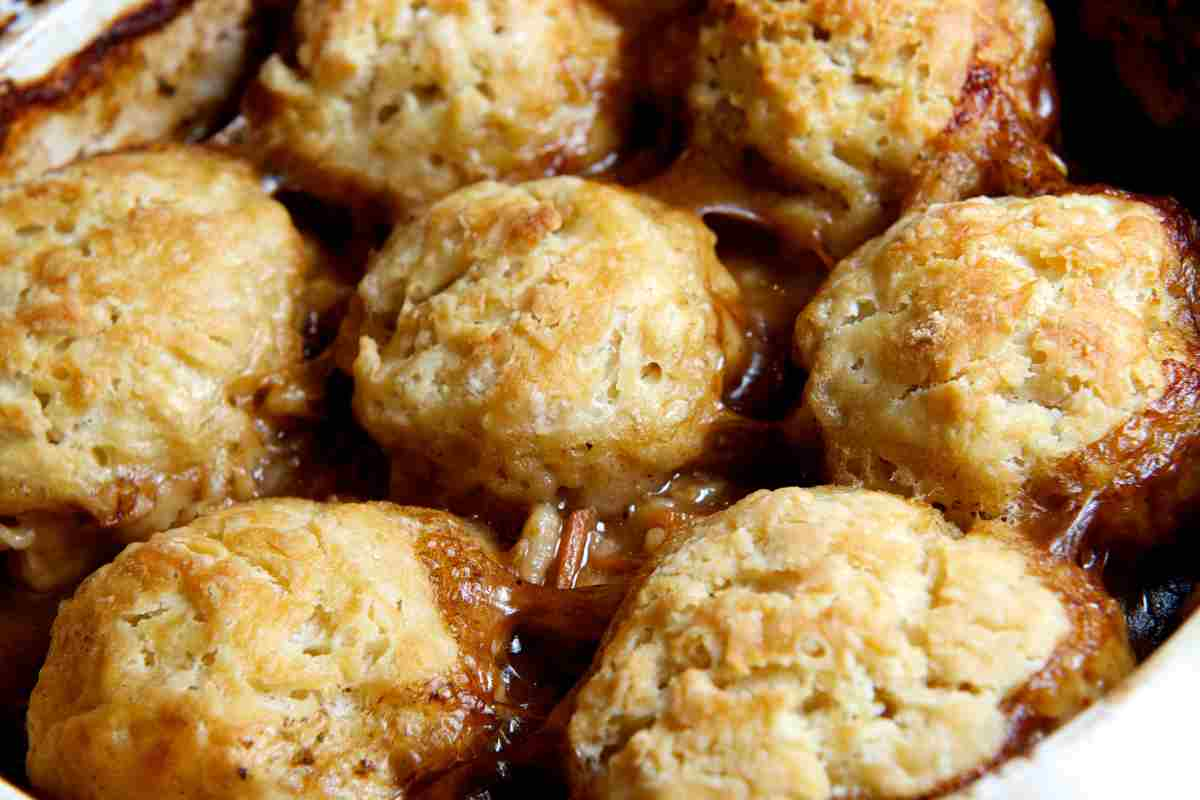 Polpette di pane e provola in una padella