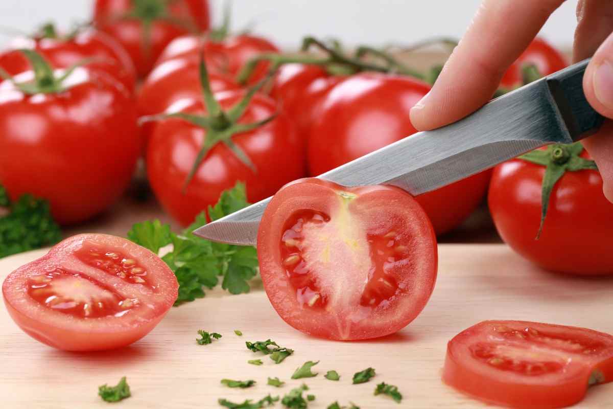 Pomodori tagliati in 10 secondi: risparmia tempo e fatica con questo trucco