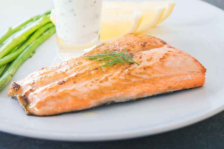 Salmone al sale in padella ricetta