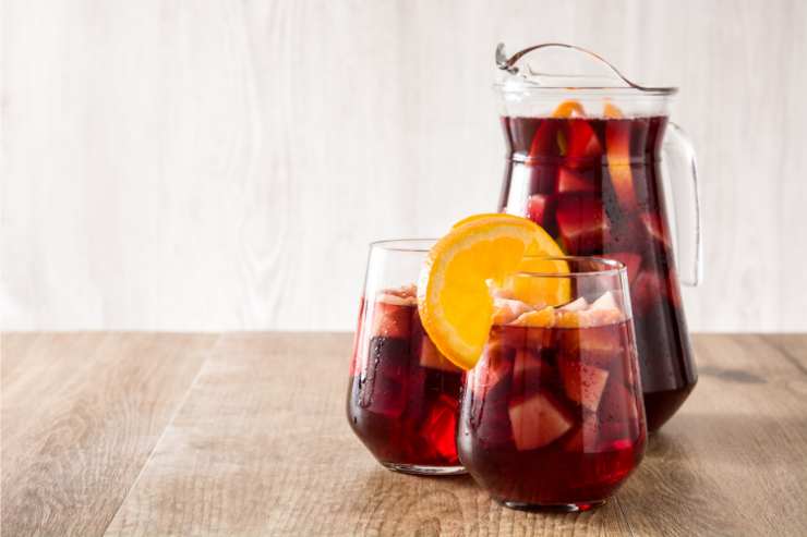 Sangria analcolica in una caraffa e due bicchieri pieni