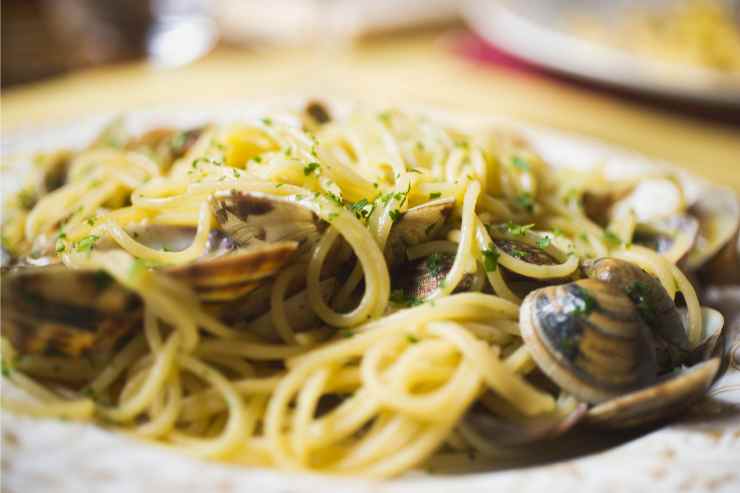 Spaghetti con le vongole cremosi ricetta