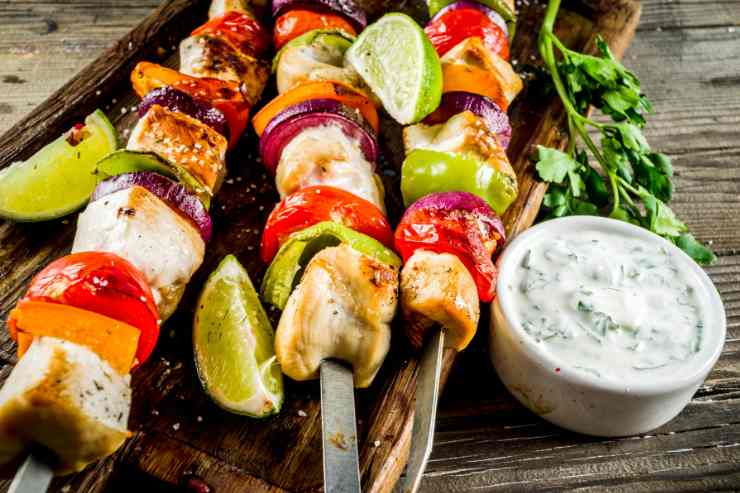 Spiedini di pollo e verdure fatti in casa con salsa di yogurt