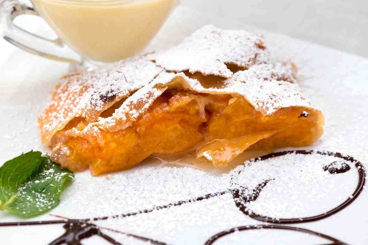 Strudel estivo con albicocche e pesche in un piatto