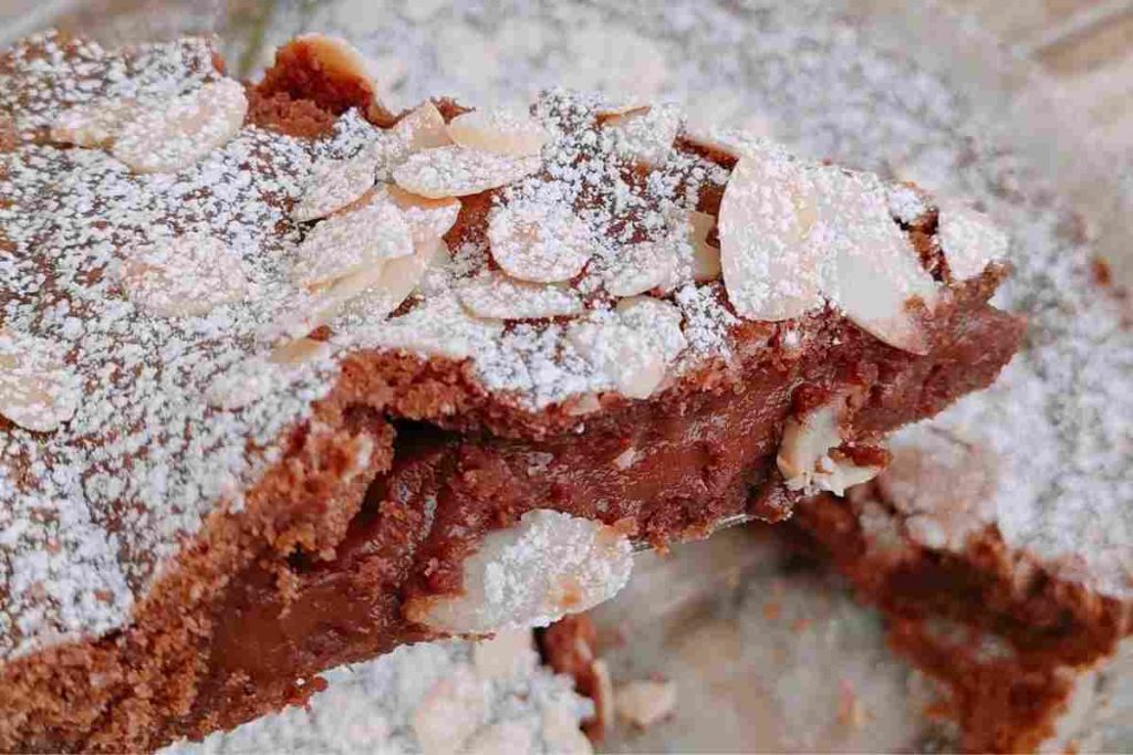 Torta del nonno di frolla al ripiena al cioccolato e coperta di mandorle