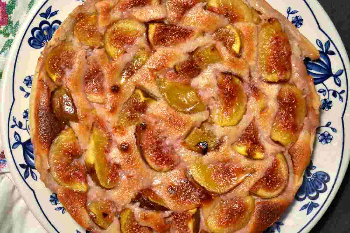 Torta di fichi caramellati in padella ricetta