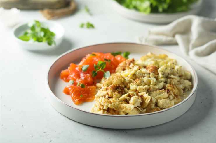 Uova strapazzate al pesto ricetta