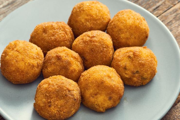 arancine su un piatto da portata