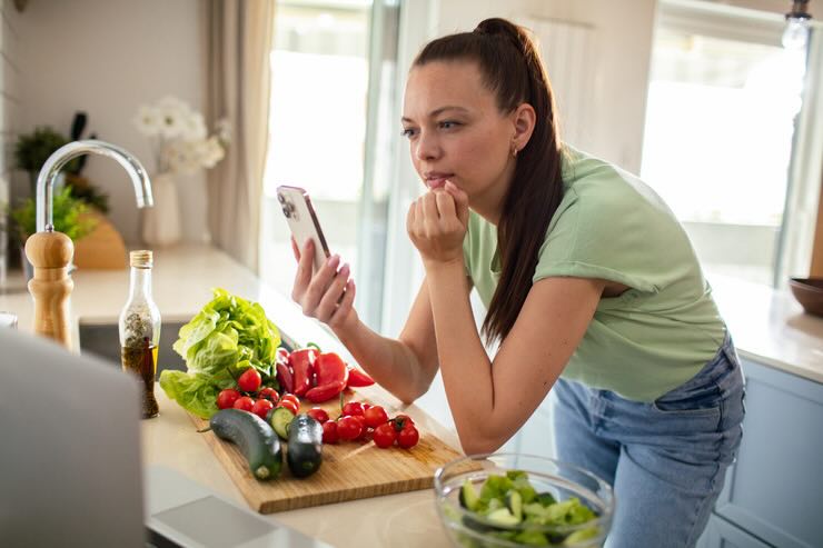 Smartphone in cucina: il trucco per non sporcarlo 