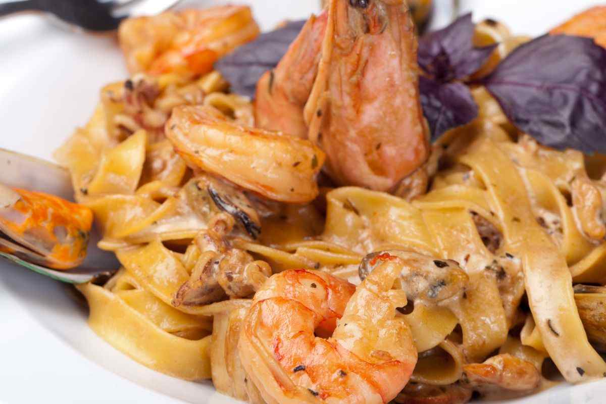 piatto di fettuccine al sapore di mare