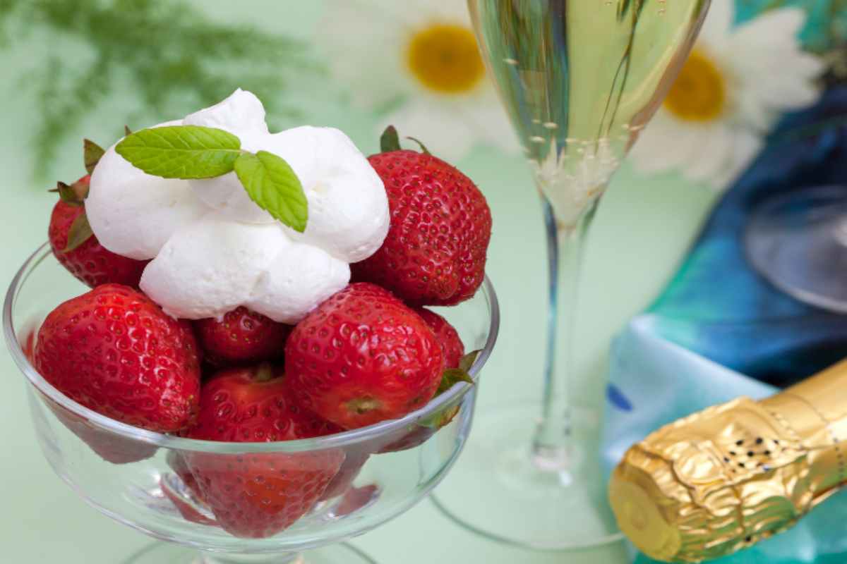 dolce di panna fragole e champagne