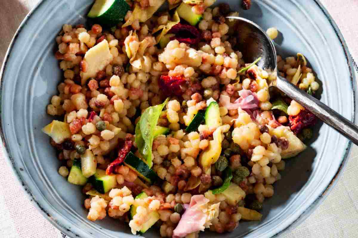 piatto di insalata di fregola con verdure