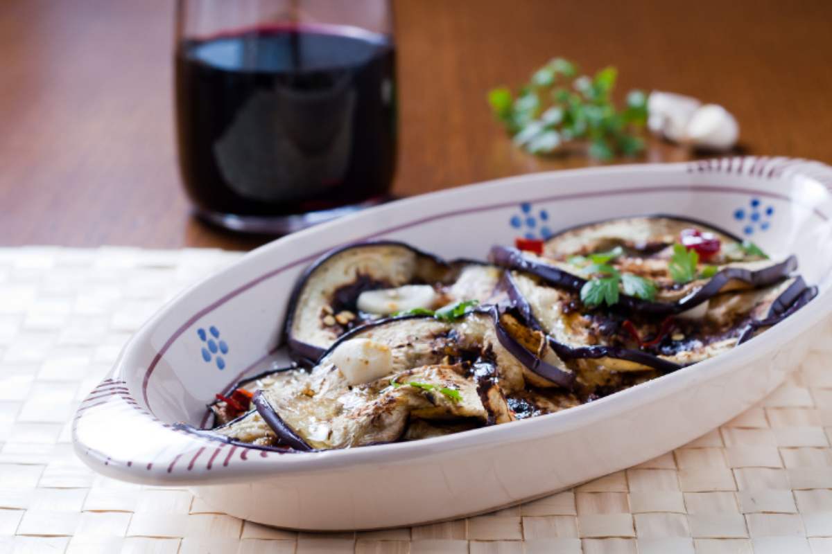 Basta zucchine, alla scapece ci faccio le melanzane: mettici anche il pane bruschettato e vedi che ti mangi