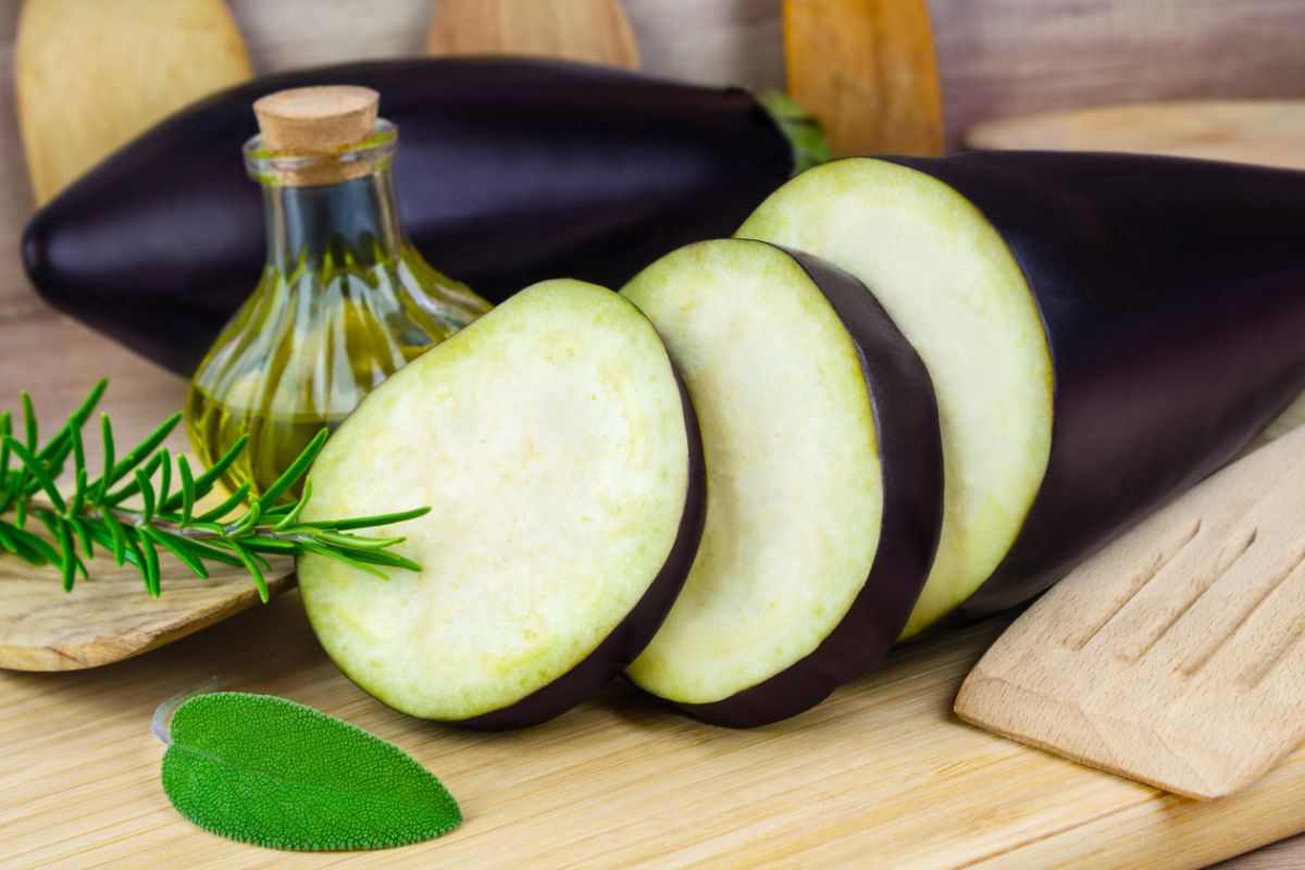 Le melanzane sott’olio come le faceva mia nonna, la ricetta calabrese: metti tutto a crudo e le hai per tutto l’anno