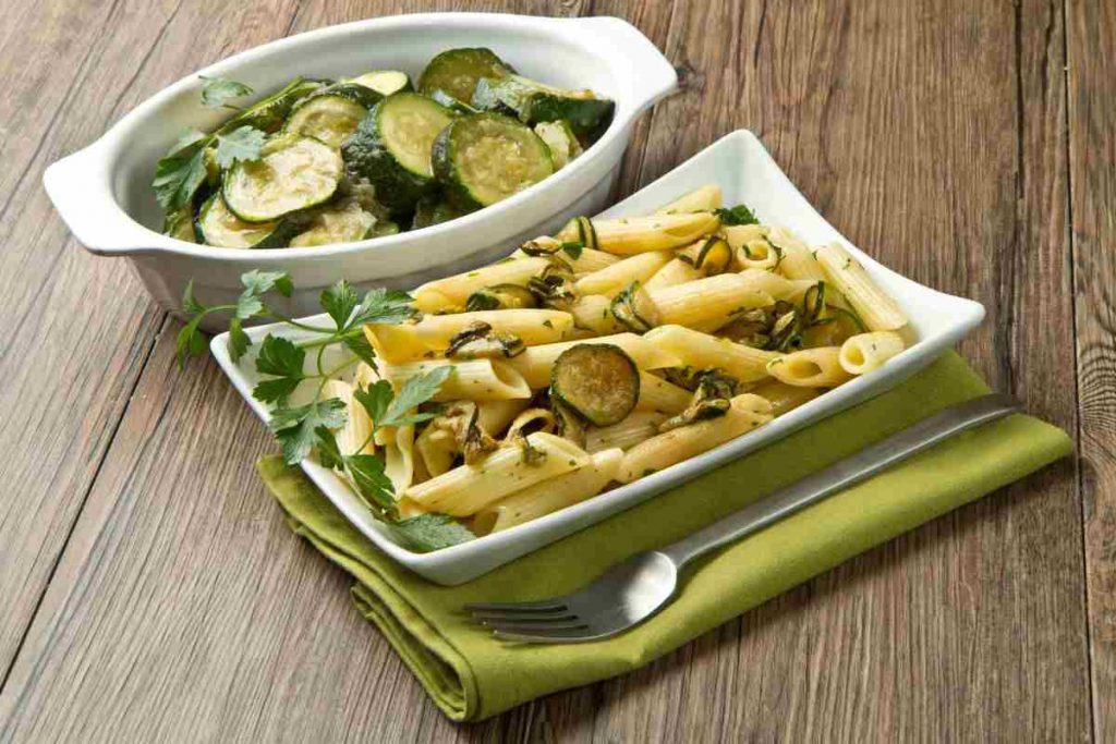     Pasta di zucchine in due teglie