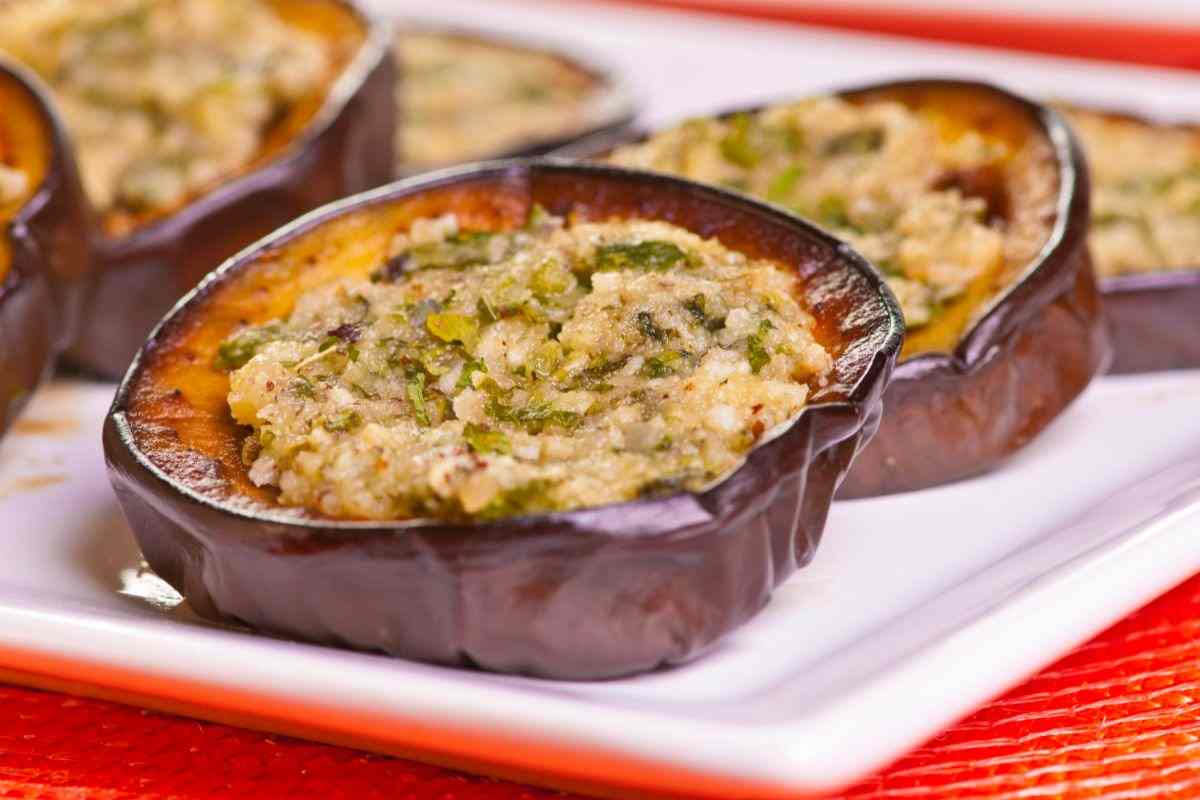 rondelle di melanzane gratinate su un piatto da portata