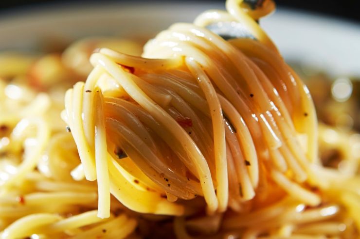 spaghetti aglio e olio con forchetta