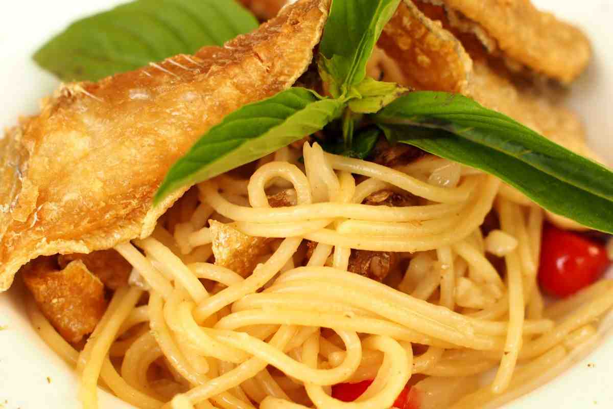 piatto di spaghetti con alici fritte