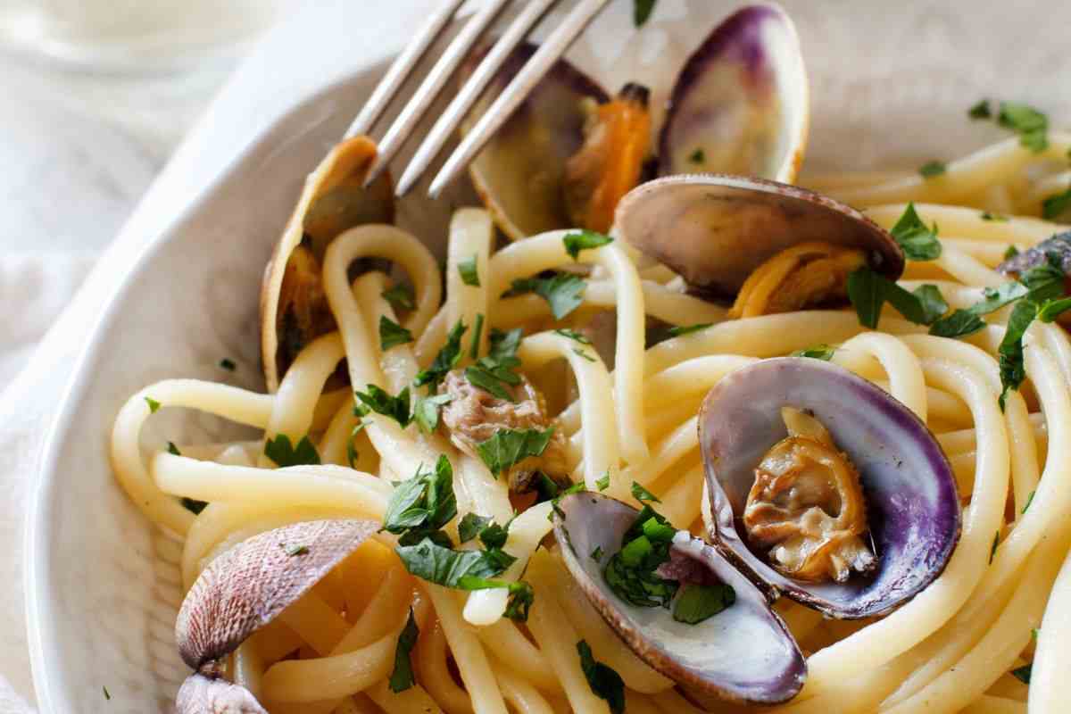 ricetta spaghetti cacio pepe vongole