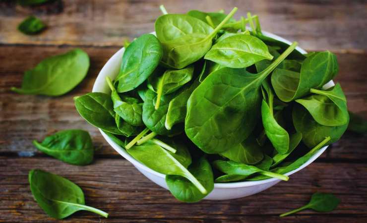 come fare l'insalata di limoni e spinaci