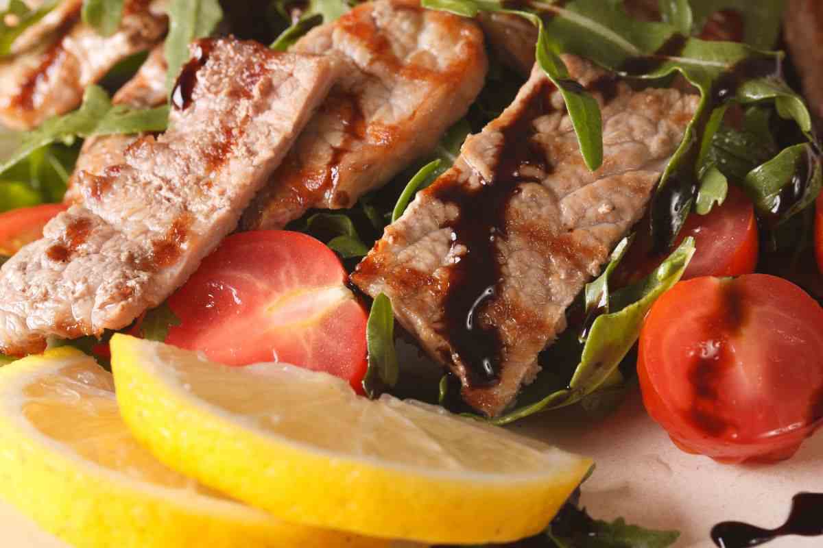 piatto di carne con ingredienti vari