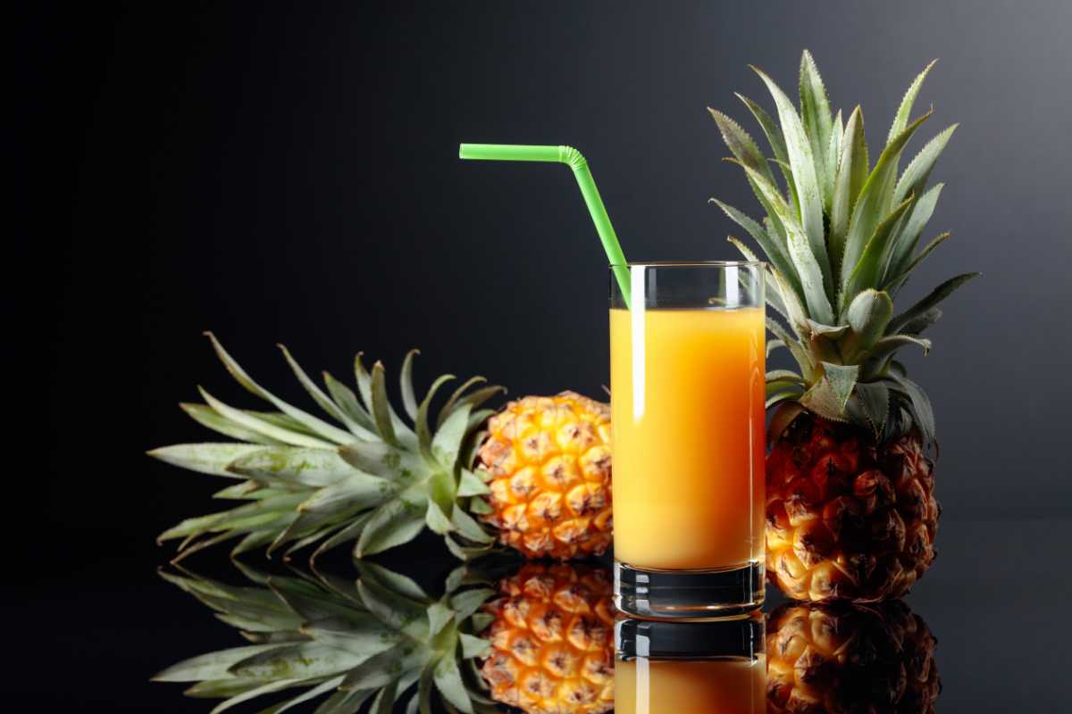 Smettila subito di comprarlo, il succo d’ananas lo fai facilmente in casa: è super dissetante