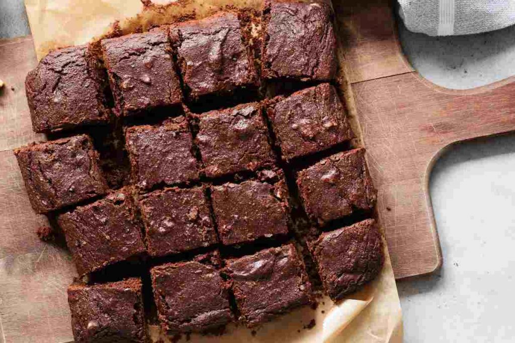 Torta al cioccolato tagliata a pezzi su un tagliere