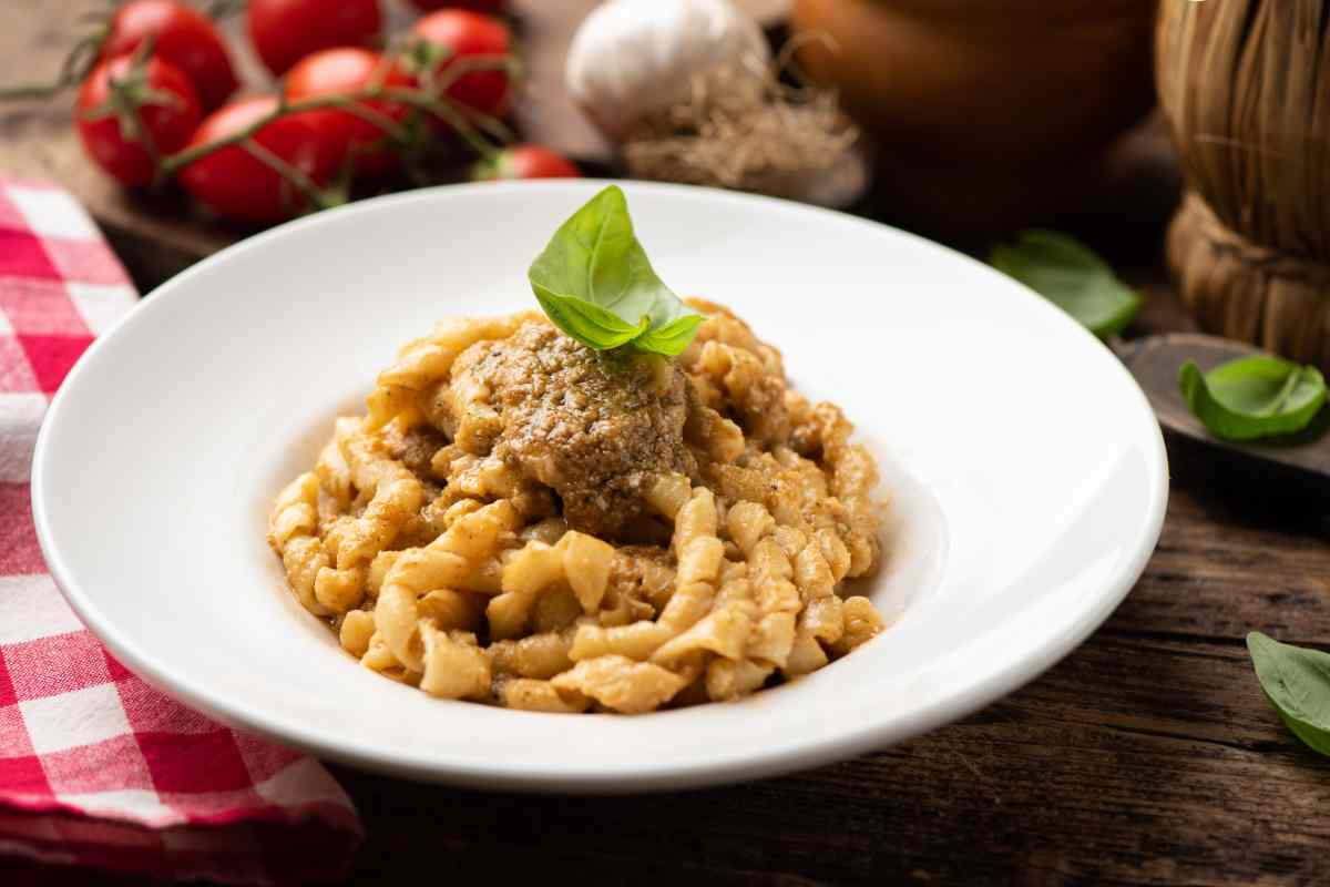 Busiate al pesto trapanese in un piatto per la ricetta del giorno