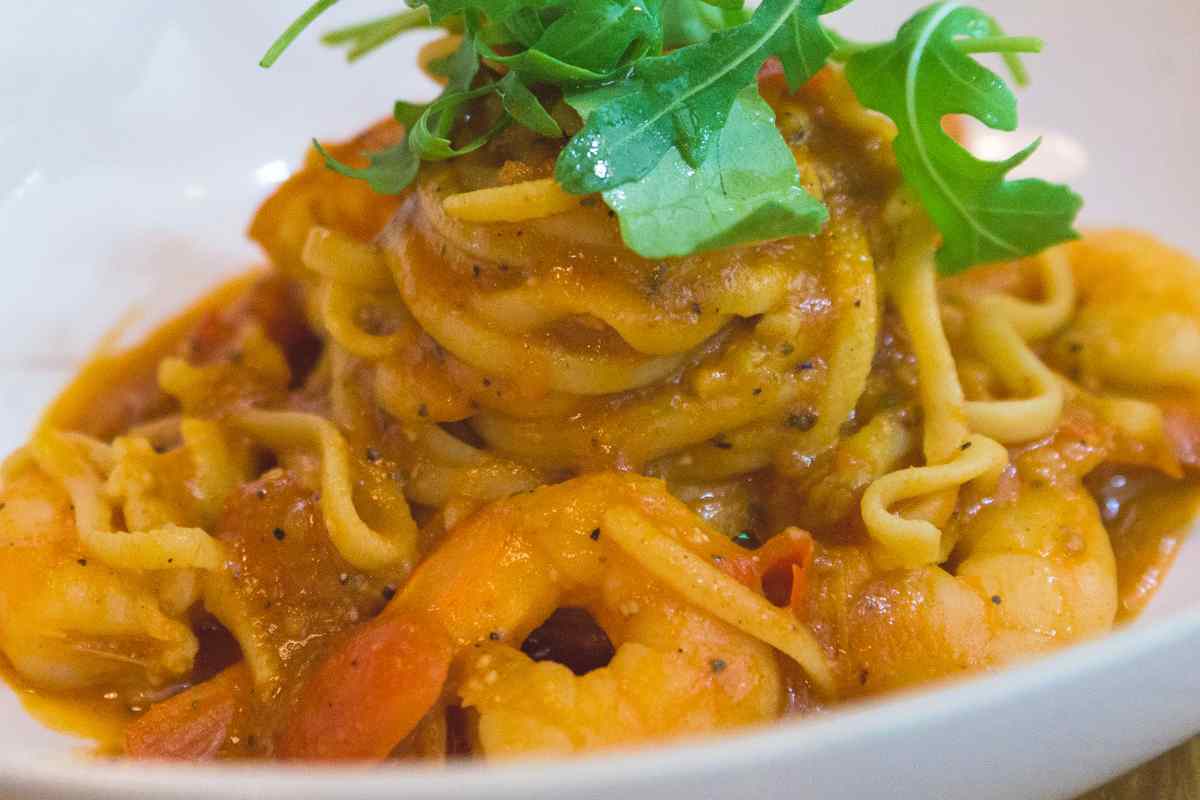 Carbonara di mare in un piatto con un ciuffo di prezzemolo