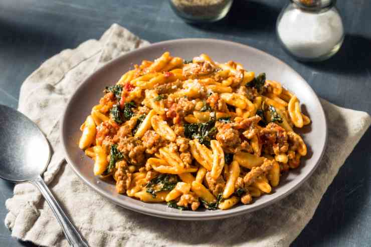 Cavatelli al ragù di maiale in un piatto su una tovaglia di lino