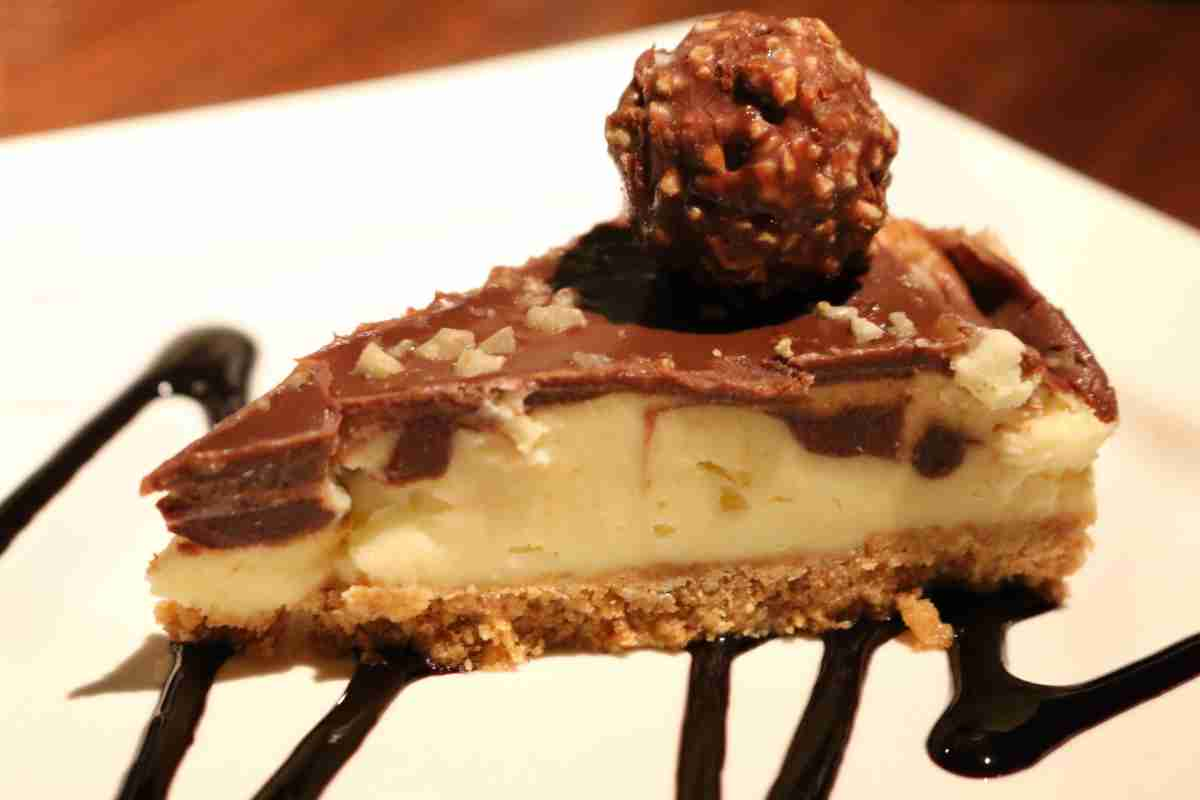 una fetta di cheesecake Ferrero Rocher in un piatto