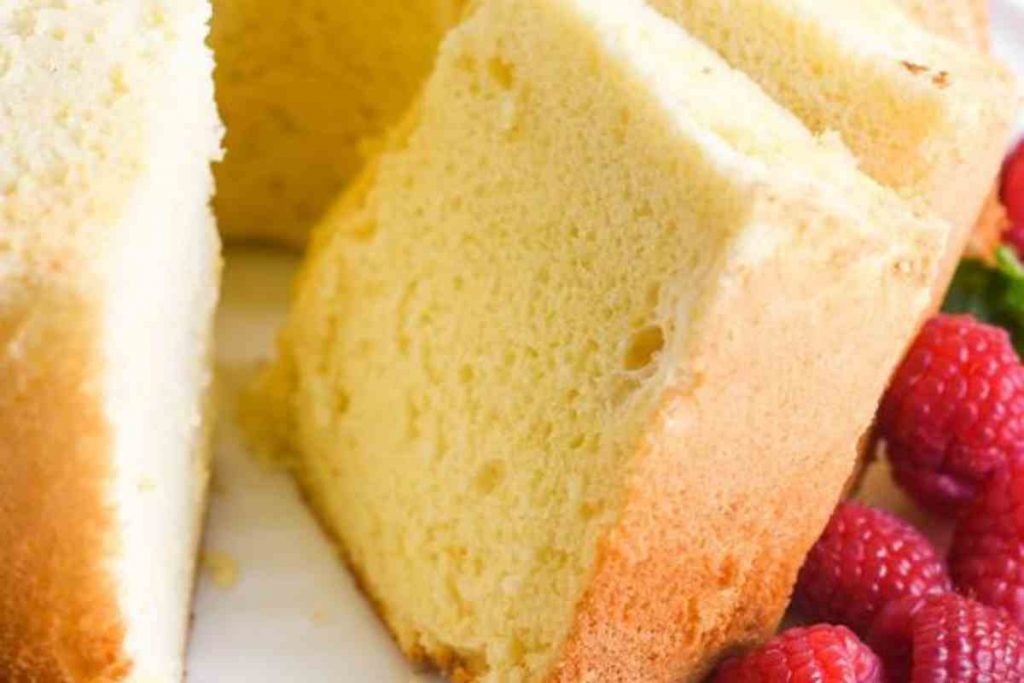 Chiffon cake a limone tagliata a fette