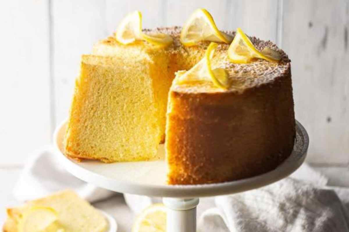 Chiffon cake al limone su un'alzatina