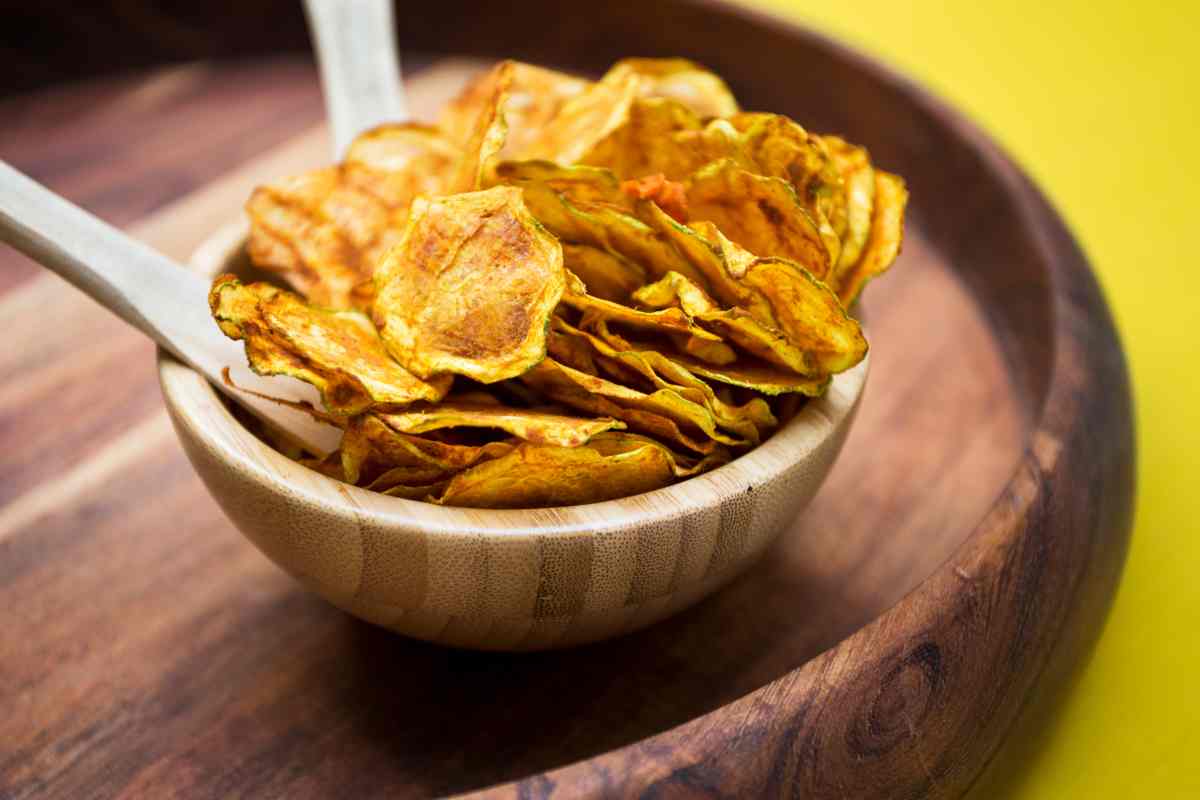 Chips di zucchine in una bowl di legno