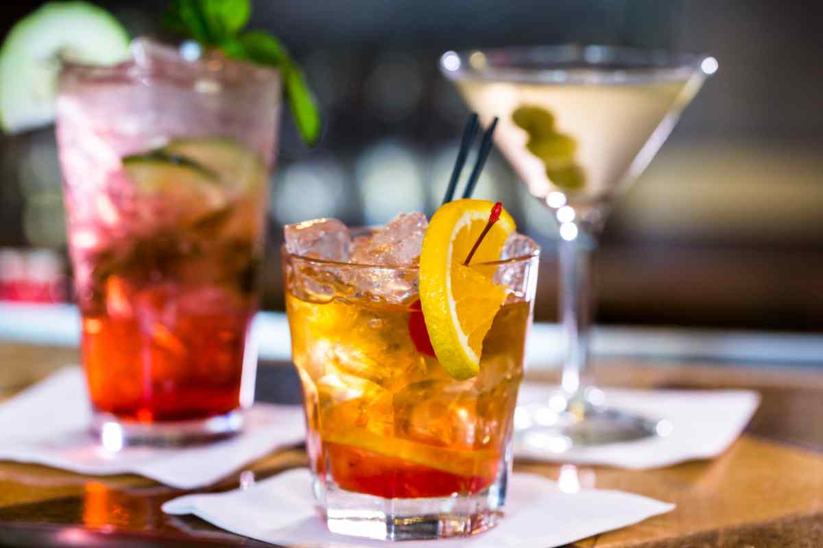 Cocktail con la vodka in diversi bicchieri dal formato differente