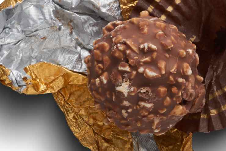 Ferrero Rocher con la carta dorata