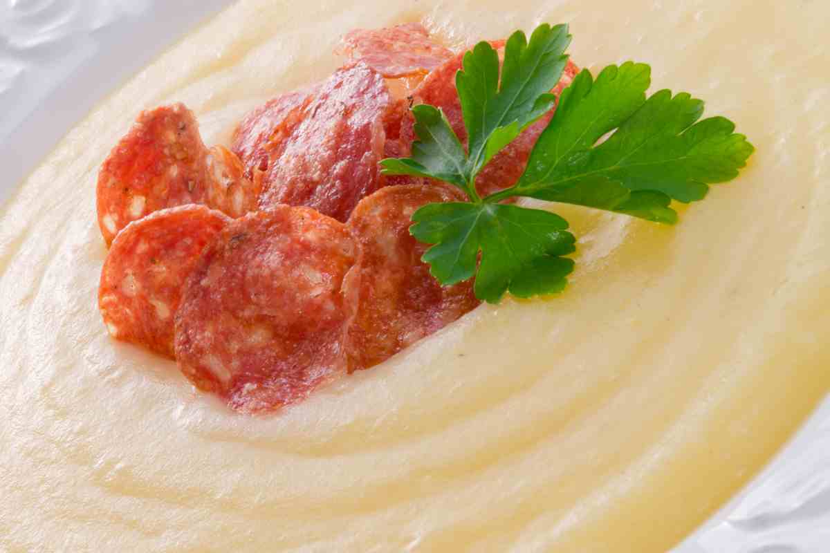 Fonduta di patate con fette di chorizo e ciuffo di prezzemolo