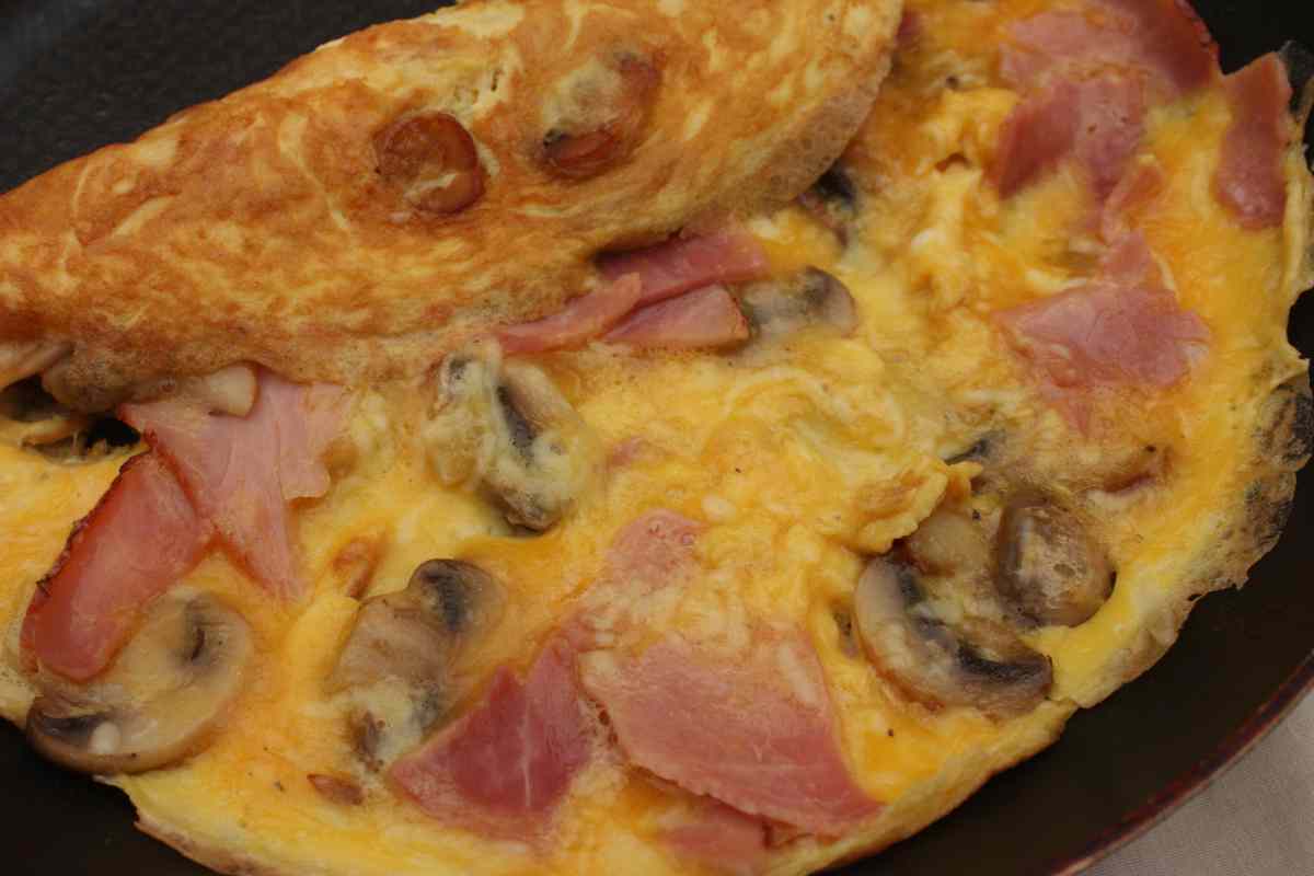 Frittata con prosciutto e funghi ricetta